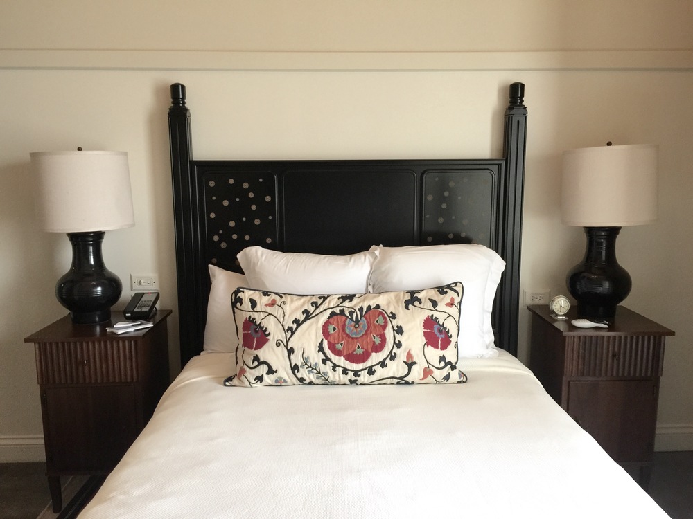 Room details, bed, pillow - Hotel Emma
