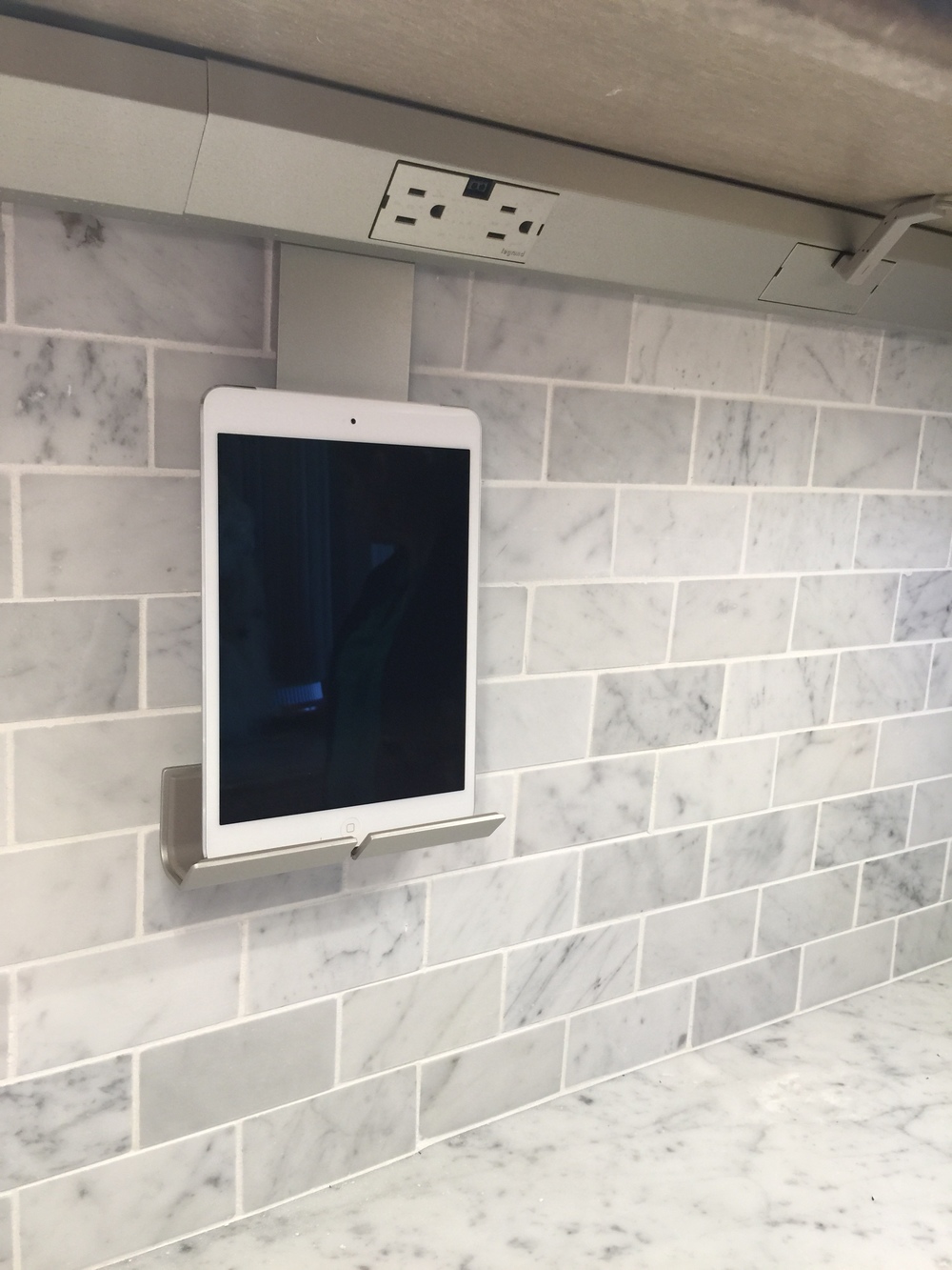 Kitchen outlet with iPad stand