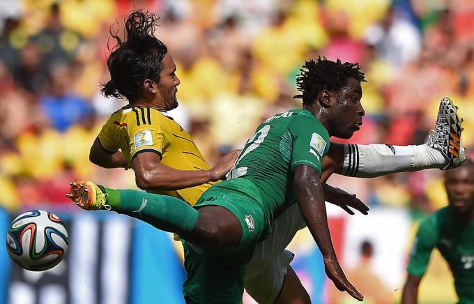 Colombia’s midfielder Abel Aguilar (L) challenges Ivory Coast’s forward Wilfried Bony image copyright - EITAN ABRAMOVICH/AFP/Getty Images