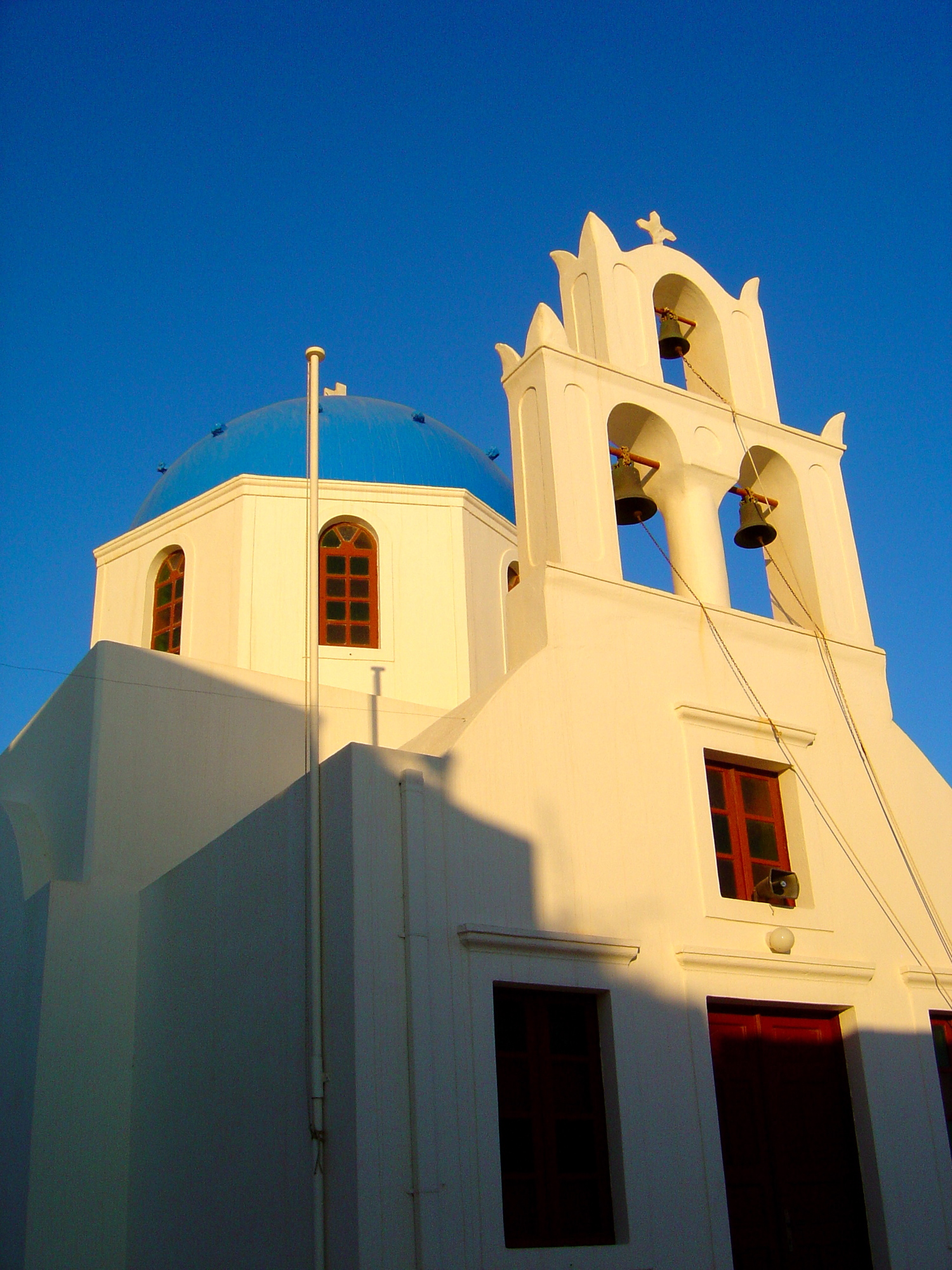 Greek, White and Blue: Why Are the Buildings in Greece Painted White