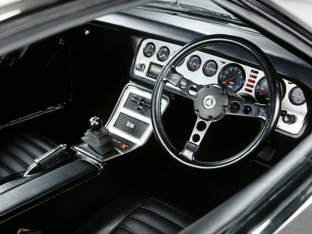 Dashboards - Page 27 Holden_gtr-x_concept_8
