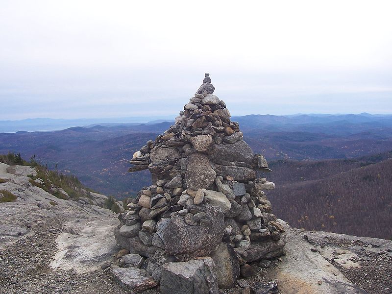 800px-Cairn5