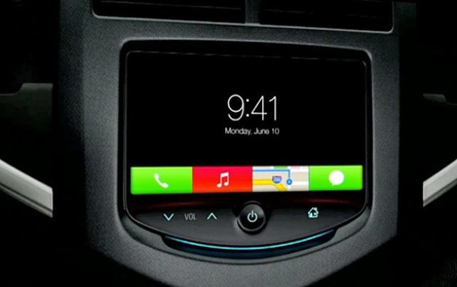   iOS In The Car expands iOS 7's icons into rectangles.