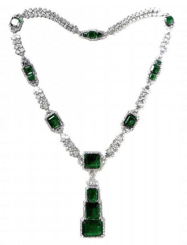 Emerald and diamond necklace, containing 17 rectangular emeralds, 277 carats. The emerald in the pendant weighed 70 carats and was reputed to have come from the collection of a former Sultan of Turkey. Jacques Cartier set it in a Art deco piece for the Maharaja of Nawanagar.