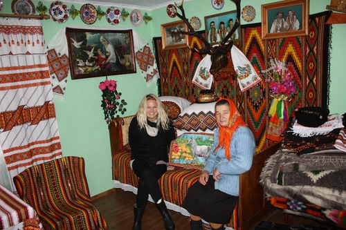 Ukraine_Traditional_Home_Chaparthians.JPG
