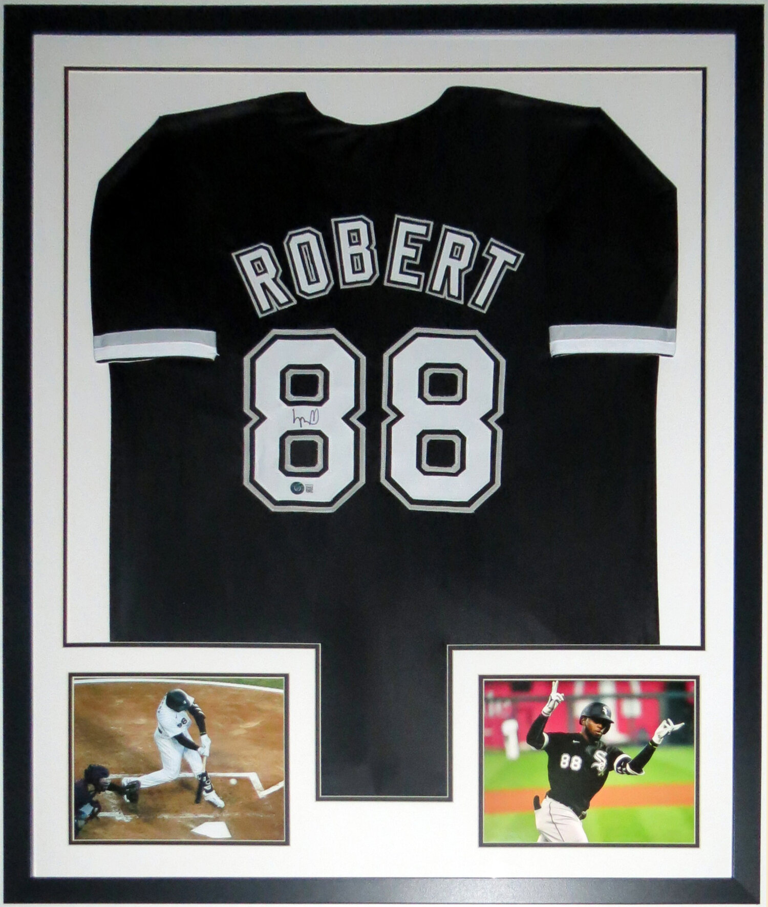 Luis Robert Autographed Chicago White Sox 8x10 Photo - BAS COA (Black  Jersey)