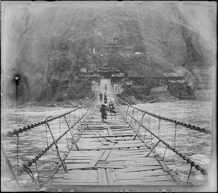 Passage du pont suspendu de Luding Qiao (Sichuan) sur le Dadu He, circa 1886-1904, gelatin silver glass plate negative