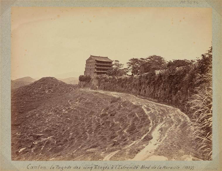 Canton : la pagode à cinq étages (Zhenzai tower) au nord des remparts, 1887, albumen print