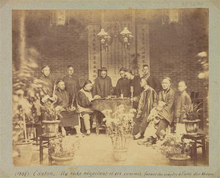 Canton : Riche négociant et ses commis faisant ses comptes avec un abaque, 1887, albumen print