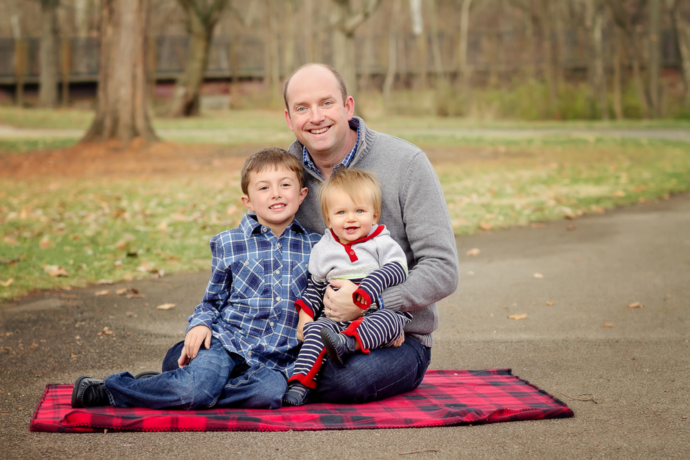 a Cincinnati father poses with his children at Sharon Woods during a photo session with Samantha Sinchek Photography 
