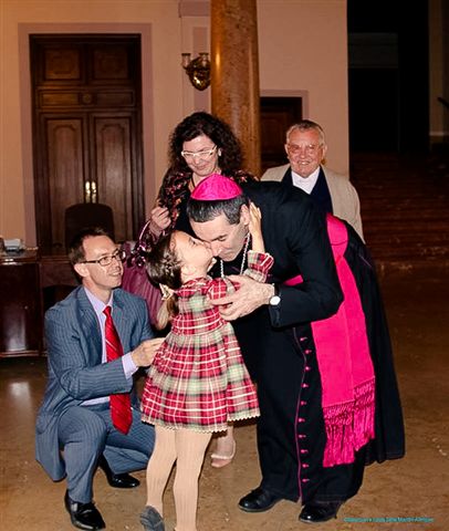 Mirakelbarnet Carmen med foreldrene og biskop Jacques Habert av Séez i Valencia i mai 2013