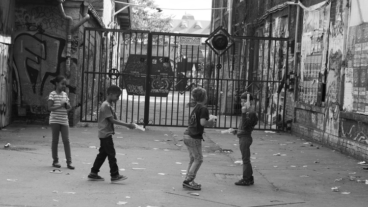 Niñas y niños jugando a ser pistoleros.  Foto: "Gunmen at Suicide Circus", por Sascha Kohlmann, CC BY-SA 2.0