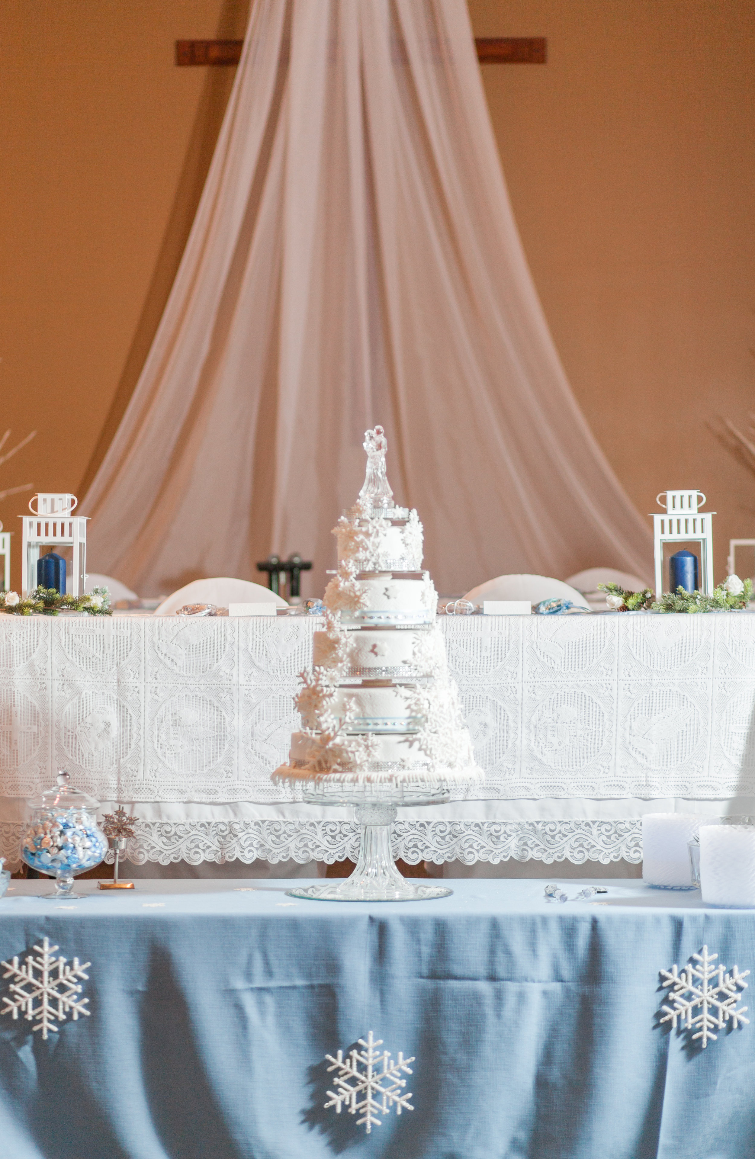  winter wedding snowflake cake with glass topper to look like ice 