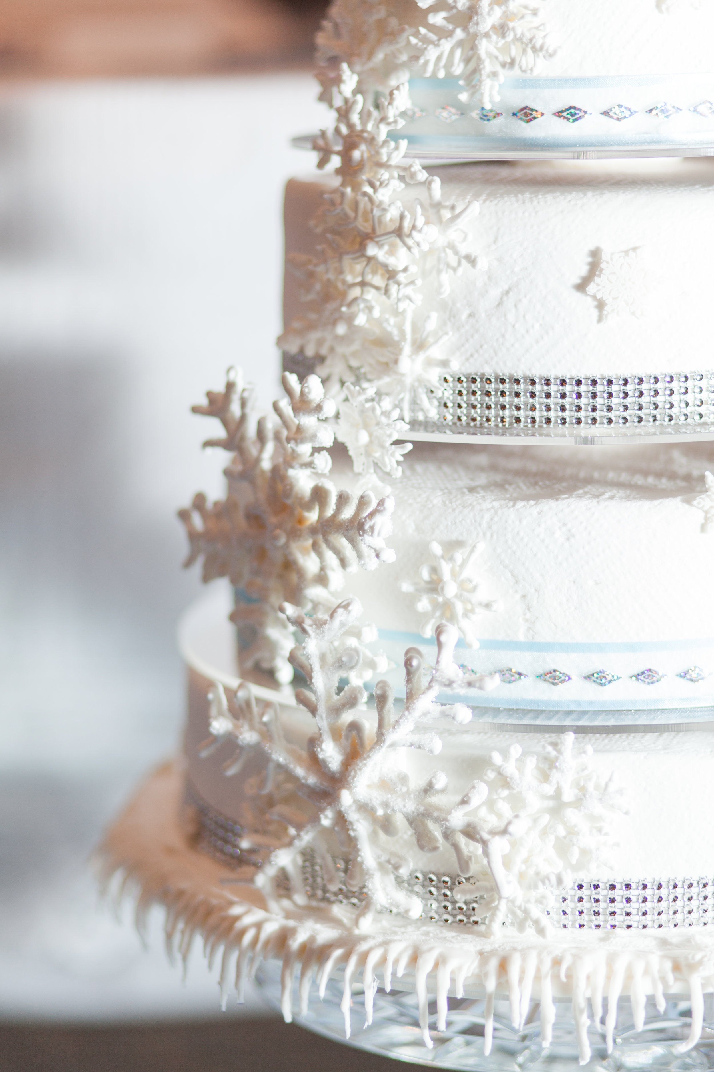  winter snow wedding cake detail snowflake glitter fondont 