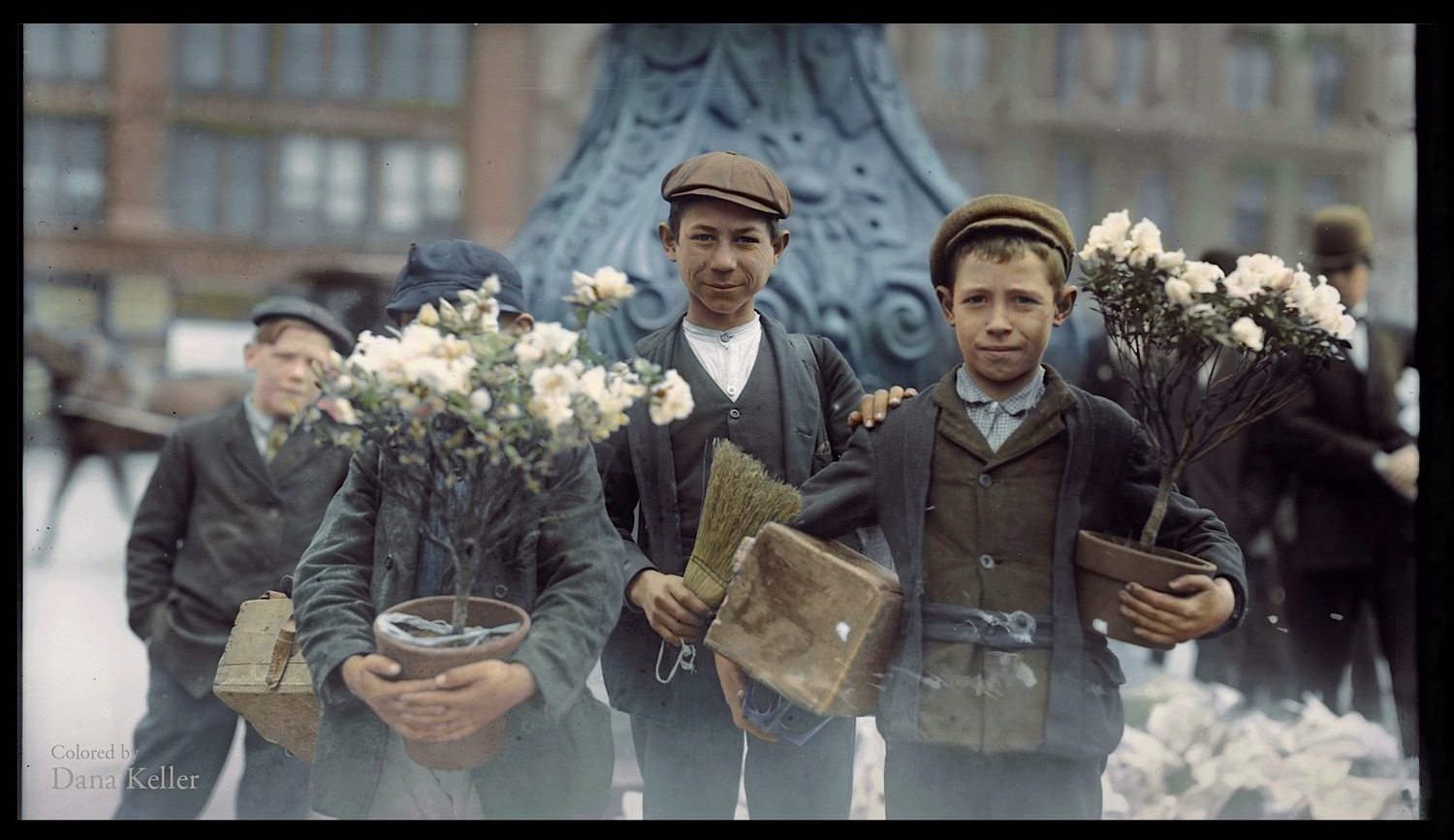 Boys buying flowers in New York, 1908.