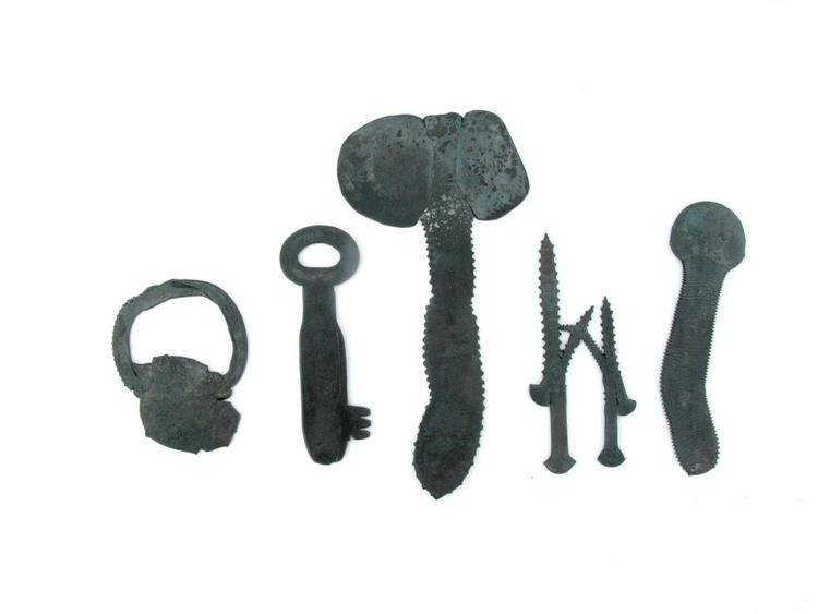 Nils Hint -- Brooches / Pendants - 2014 / Forged iron, ready made  