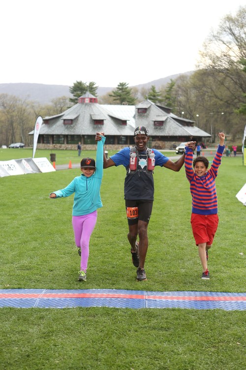 Here's Rudy finishing the TNF Bear Mountain 50 miler all smiles with his kids!! You can't ask for a better finisher's photo! Congrats, Rudy!