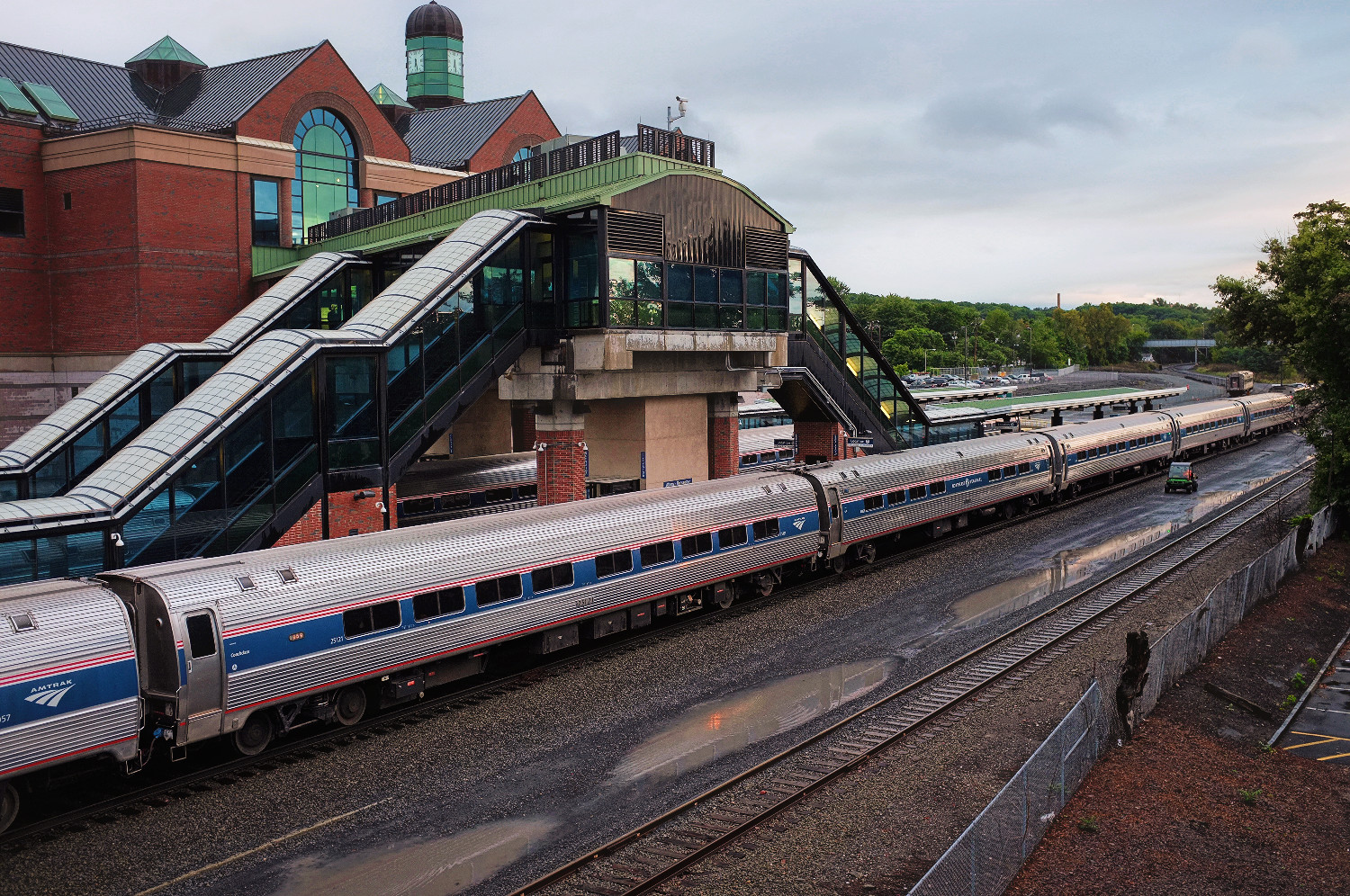 What are some Amtrak routes that travel to Chicago?