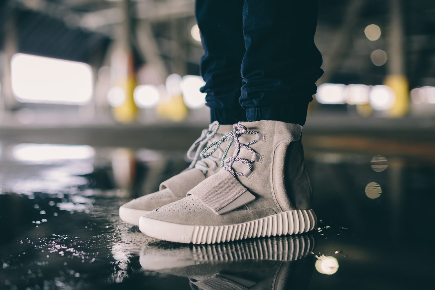 Foot Look at the Adidas Yeezy 750 Boost Sizing Info Sneaker