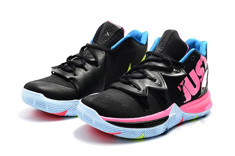 Regardez de plus près le Nike Kyrie 5 'Friends' Sneakers