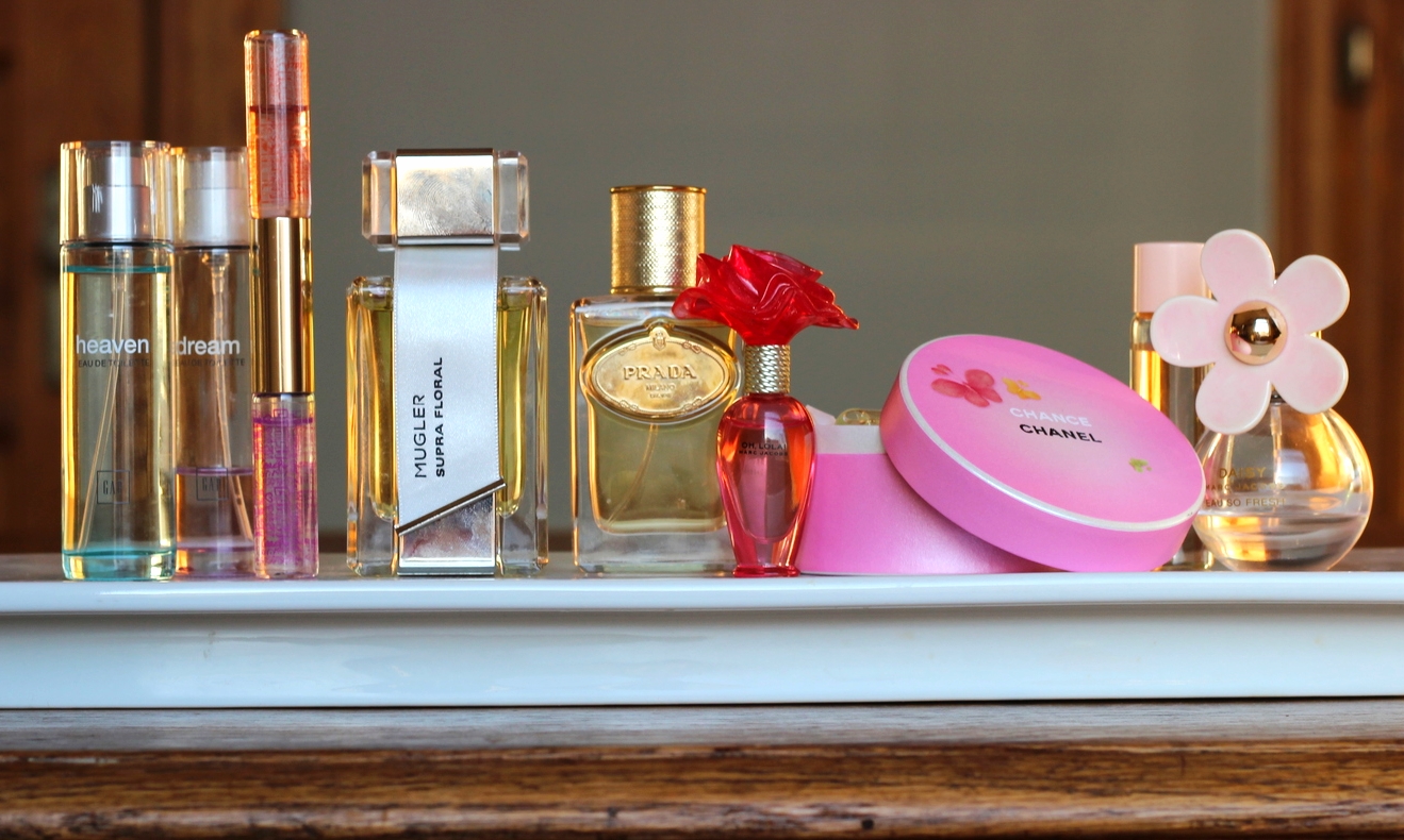 Display fragrances on a tray