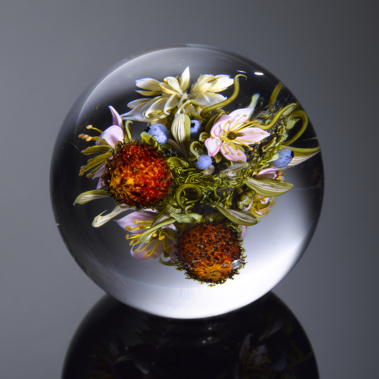 Стеклянный шар с насекомыми и цветами. Произведение современного искусства. Вдохновение. Мастерское выдувание стекла.