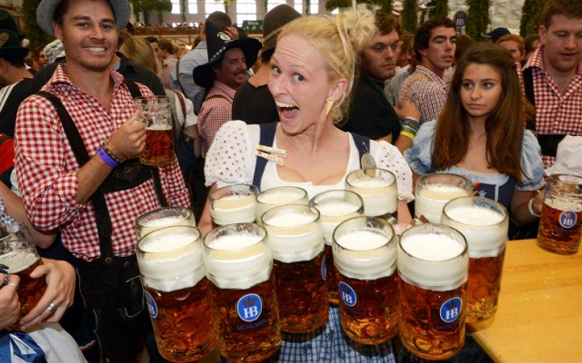 В И Р Т У Е Л Н А  ''М Е А Н А'' - Page 12 German+girl+serving+beers+Oktoberfest
