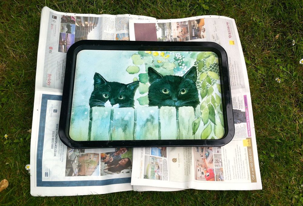 A 1990s tray with two cats looking over the fence quickly became my second Pinty Plus project