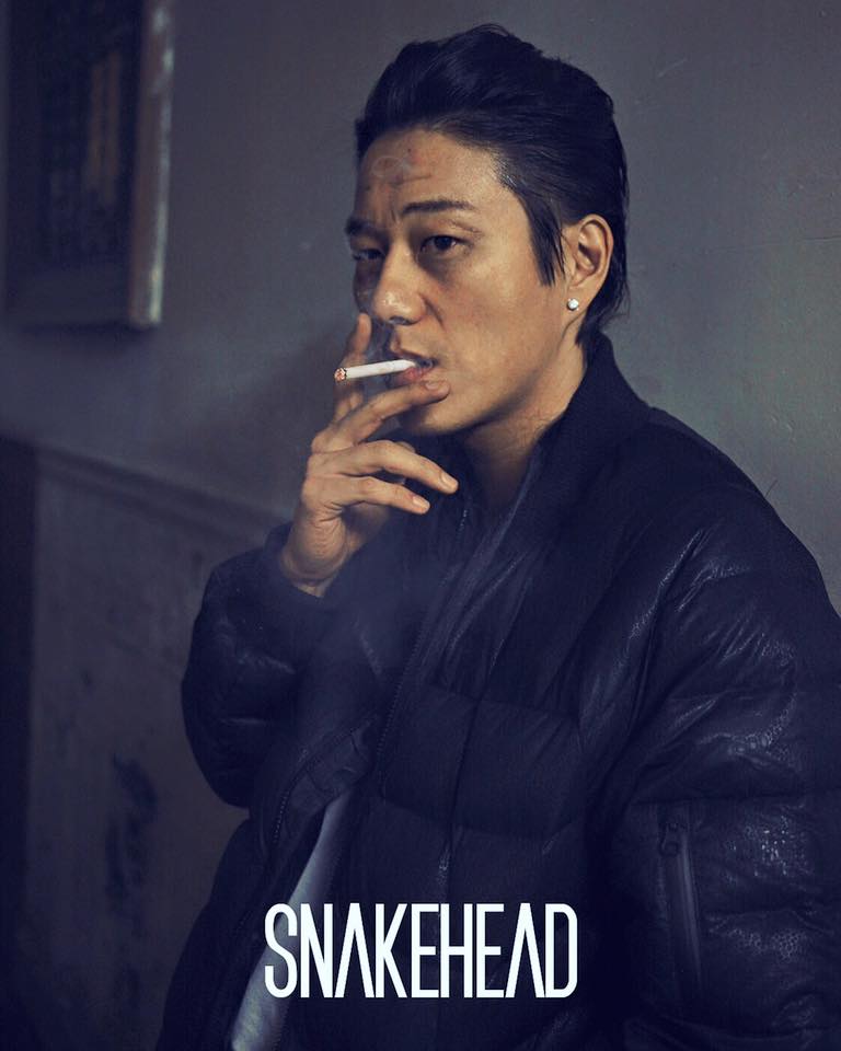 Sung Kang aan het roken

