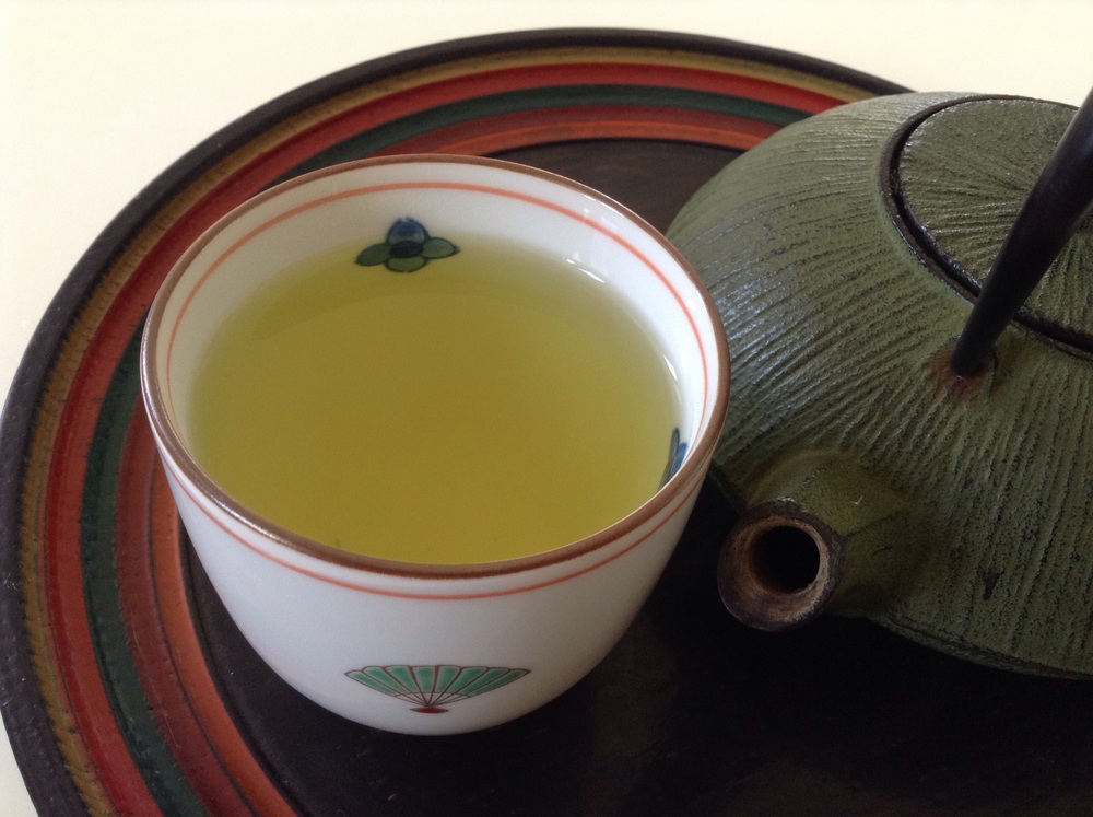  Freshly prepared new green tea (tray from a flea market, the teapot from Kappabashi dori, the tea bowl a present from our Japanese teacher) 