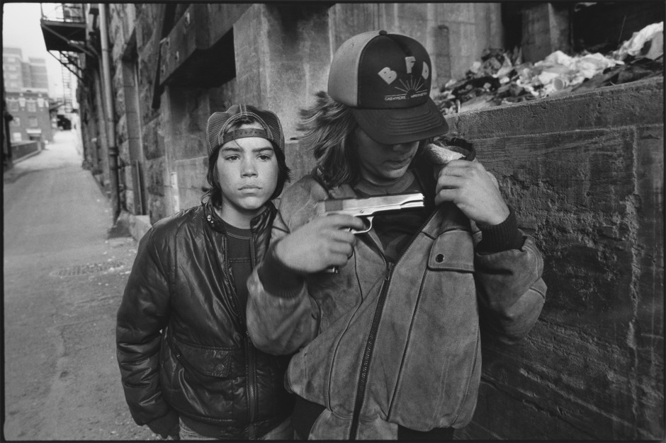 Mary Ellen Mark - Ratí and Mike with a Gun, Seattle, Washington, 1983