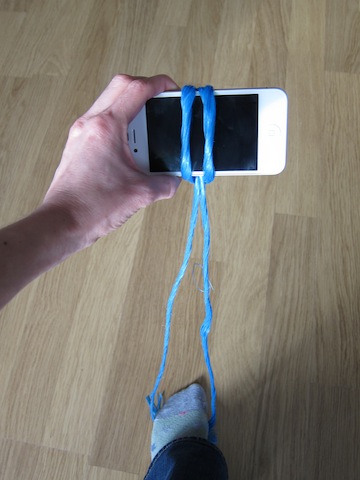 Stabilise your smartphone using your feet to taughten the string