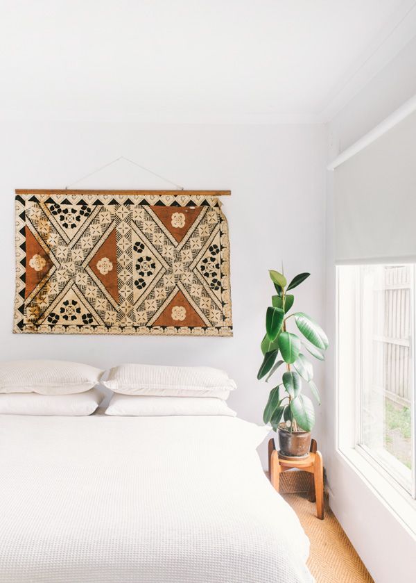 Featured image of post Bed Against Wall With Rug : Place the fringes on one end of the rug between two slender pieces of wood (e.g., 1in x 1 in) that have been cut a few inches wider than the rug.
