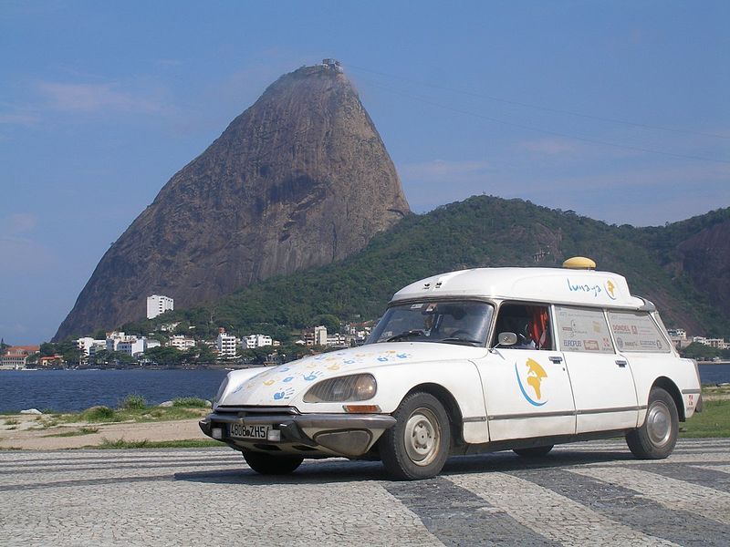 800px-Citroën_DS_ambulance_World_trip