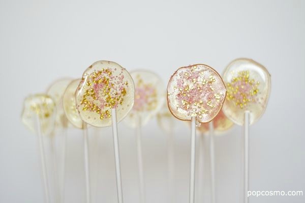 How To Make Glitter Lollipops That Your Guests Will Love