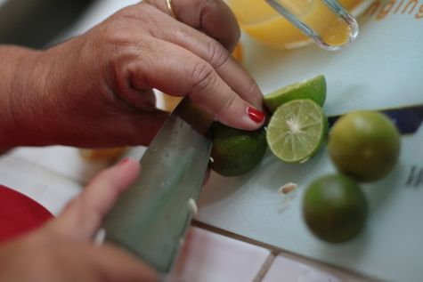 Slicing key limes for naranja agria