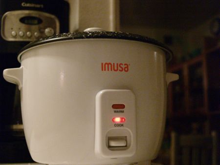IMUSA Rice Cooker in action
