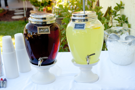 Lemonade-and-iced-tea-drink-station