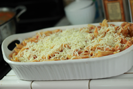 Chicken-and-pasta-bake-sprinkle-with-cheese