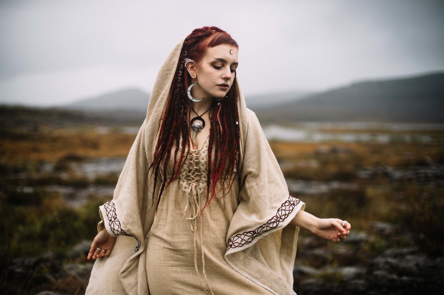 traditional celtic women's clothing