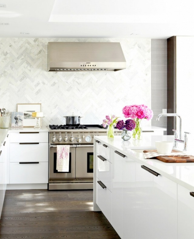 A Glamorous Backsplash Trend To Try In The Kitchen Blue