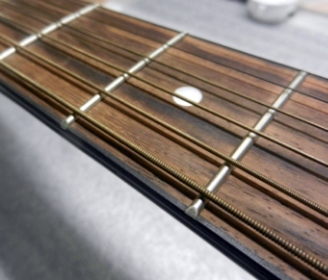 forvrængning Menneskelige race Misforstå How to Change Strings on an Acoustic Guitar — Consolidated Music of  Barrington
