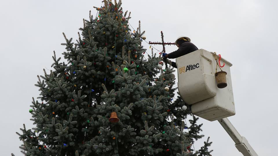 A worker restores the cross to the Knightstown Christmas tree. Photo by Curt Hunt