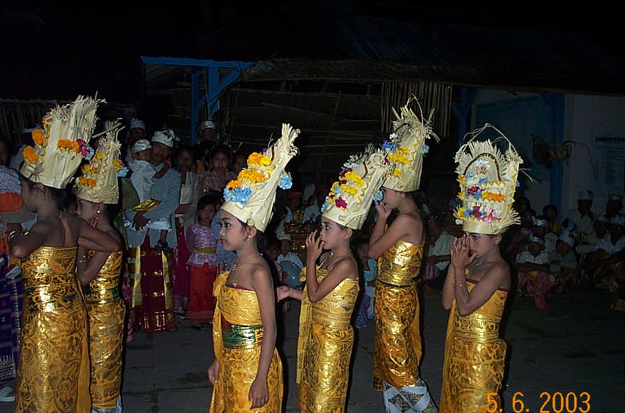Dancing Bali children