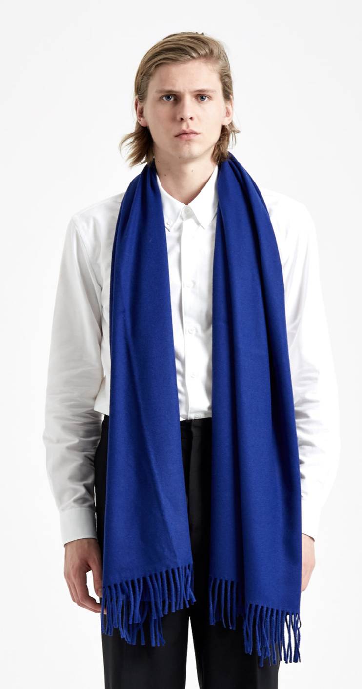 Give a little kick to a basic look with this Études virgin wool scarf. Large enough to cover your neck entirely and get ready for nordic countries - FASHION GIFT IDEAS - THE ULTIMATE GIFT LIST FOR THE MODERN MEN
