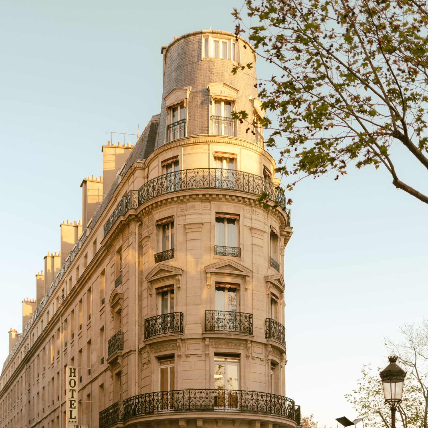 Immeuble du 10ème arrondissement - Toutes les photos sont sous Copyright © 2017 Jeff Frenette Photography / dezjeff. Pour utilisation des photos, me contacter au dezjeff@me.com