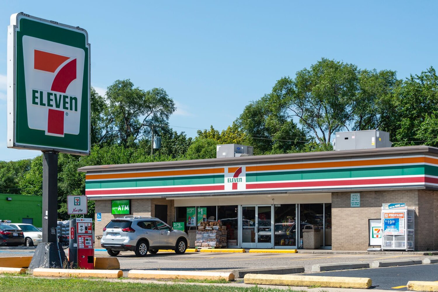 Did 7 Eleven Fail to Provide California Employees with Wages and a Place to Sit? — Free Legal Advice | California Labor Laws | Employment Lawyers