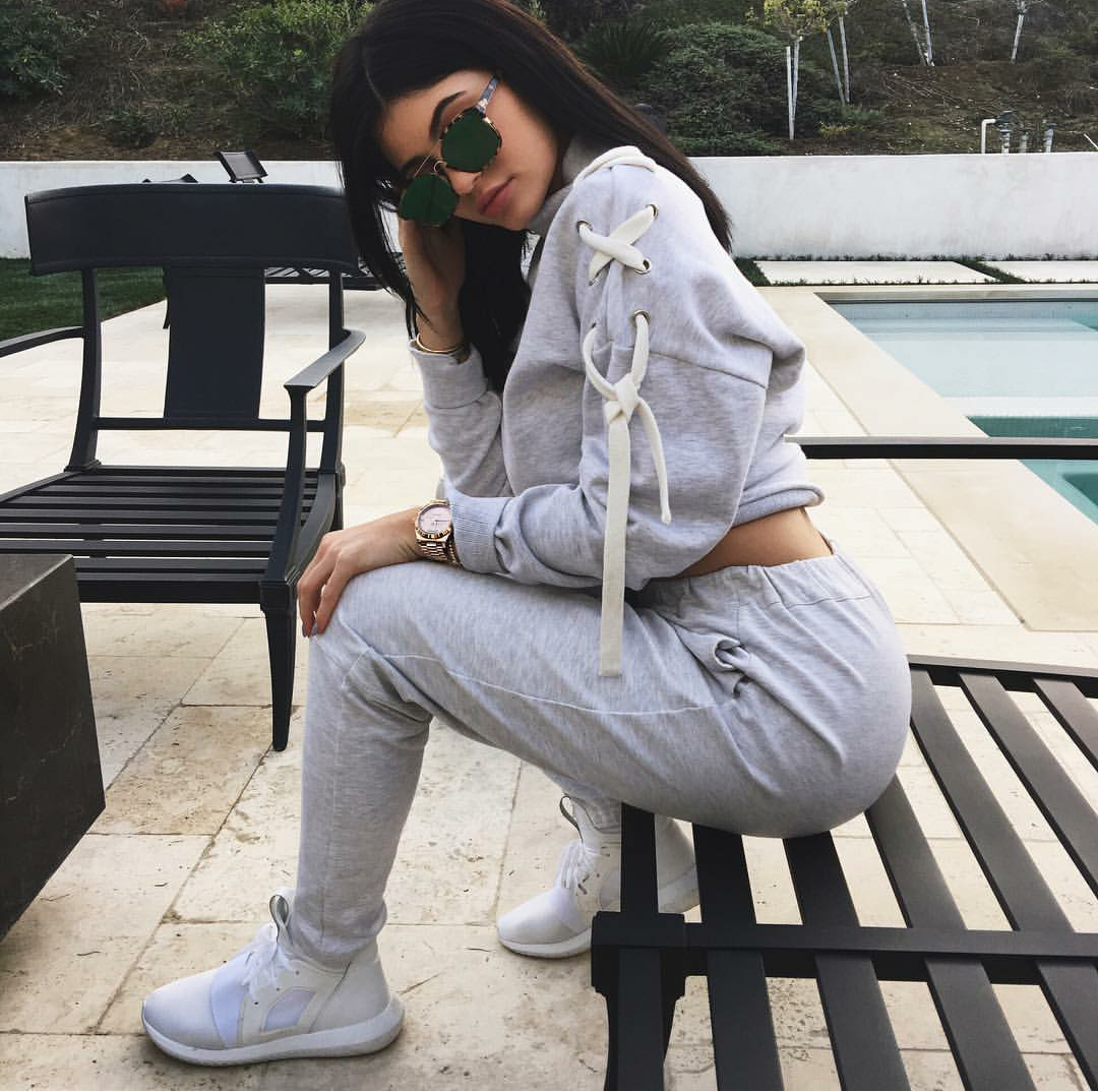 finalizando Prominente Crónica SneakHER Style: Kylie Jenner in Dior, Le Petits Joueurs x Adidas — CNK  Daily (ChicksNKicks)