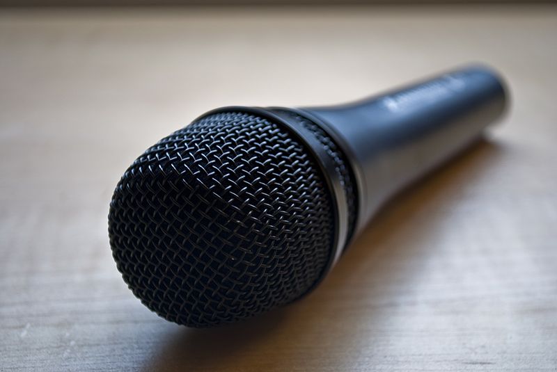 800px-Microphone