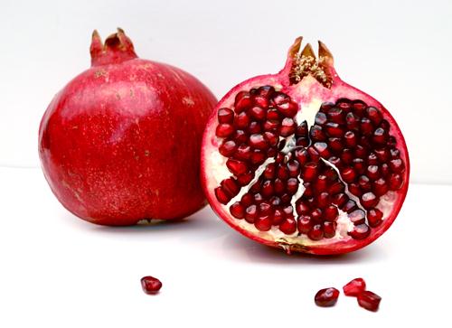 · Romã - Esta fruta linda simplesmente vai elevar os seus sentidos sexuais. Os polifenóis dessa fruta ajudam na circulação sanguínea do corpo, que colabora diretamente para uma boa relação sexual.